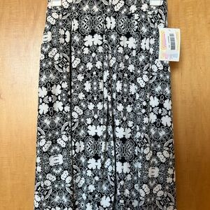 Lularoe XS Madison - Black and White Floral Skirt